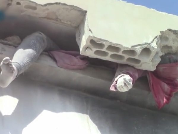 【閲覧注意】空爆で崩落した屋根の下にいた女性は・・・（動画）