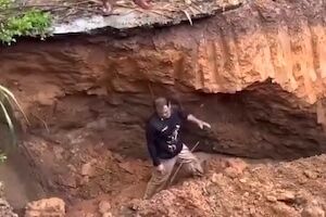 【動画】掘削現場を視察していた市職員が生き埋めになってしまう事故。