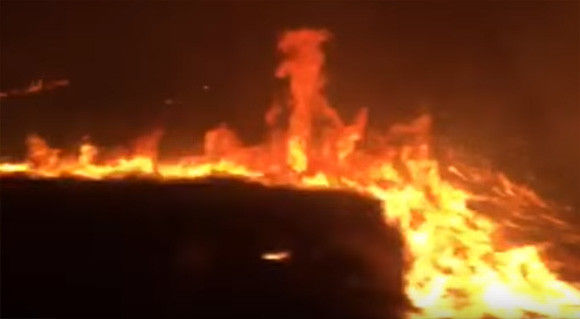 地獄の業火かよ！山火事の中を突き進むとある一家を乗せた車（アメリカ）