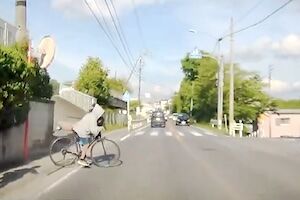 【愛知】怖すぎ！歩道で転倒した自転車が車道に飛び出してくるドラレコ(((ﾟДﾟ)))