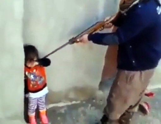 【胸糞注意報】小さな子供怒る時にライフル銃を向ける父親がこちらｗ