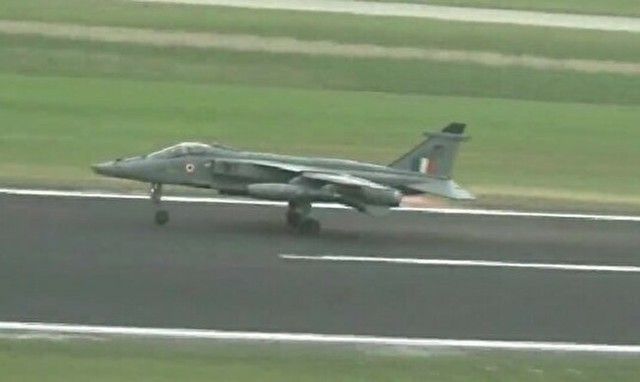 【動画】 インド空軍の戦闘機がバードストライクで燃料を落とした結果!!