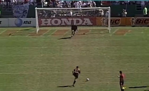 【動画】　なんじゃこりゃ？ ちょっと走ってシュートする昔のＰＫ戦！！