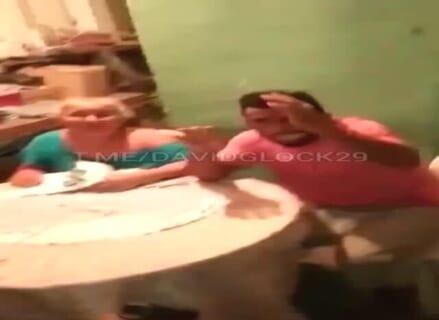 【閲覧注意】プロの殺し屋、ターゲットが母親とご飯を食べてた結果・・・（動画）