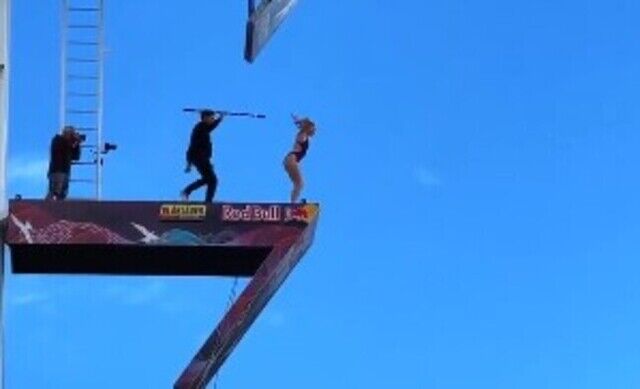 【動画】 女子高飛び込みの選手と一緒に自撮り棒カメラを落として撮影した!!