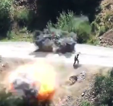 トルコ軍トラックがクルド人武装勢力によって爆破される