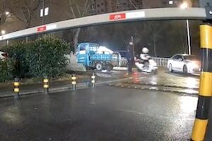 人間って結構頑丈。車の下でゴリゴリ2回転、頭も前後で踏まれたのに立ち上がれた男。