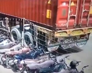 【動画】トレーラーの下で寝ていた2人が踏まれて亡くなった事故。