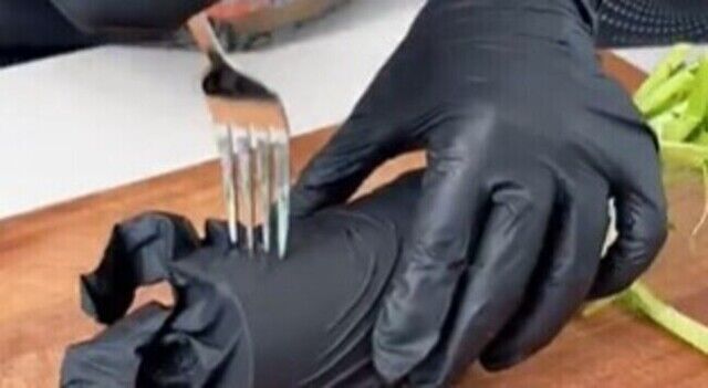 【動画】 ナイフやフォークで刺しても絶対に破れない特殊なゴム手袋ｗ！！