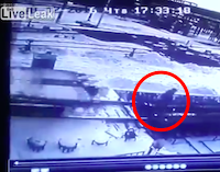 【衝撃事故】線路を歩いてる男が貨物列車に思い切り轢かれる瞬間