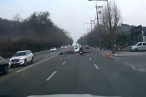 【動画】韓国で突然開いた陥没穴に飲み込まれたバイクの人が死亡した事故。