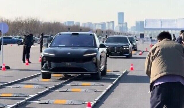 【動画】 凸凹道でもぜんぜん"揺れない"中国の最新の車のサスペンション!!
