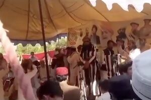 【動画】パキスタンで自爆テロ。44人が死亡し200人が負傷した爆発の瞬間が公開される。