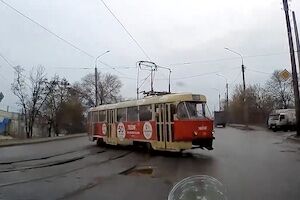 これは神回避。脱線した路面電車をUターンで回避した車のドラレコ。