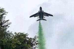 【動画】ブルーインパルスが超低空でカラースモークを噴射し車数百台が被害に。