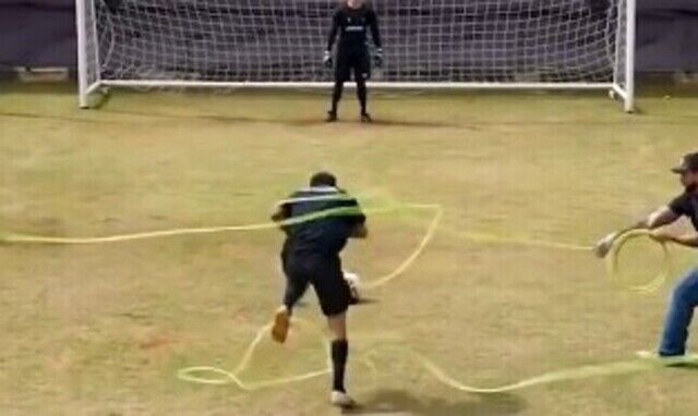 【動画】 どっちが強いｗ！？ サッカー選手 ＶＳカウボーイの投げ縄ｗ！！