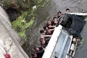 【中国すごい】20人が力を合わせて川で裏返しになった車から乗員を救う。