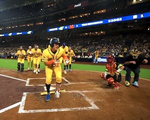 【動画】米バナナボールの満員のスタジアムを盛り上げる謎の日本人選手。