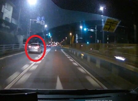 真夜中にDQNが危険運転、無理な追い越しをしようとするも失敗しトラックに追突　その瞬間を捉えたドラレコ映像