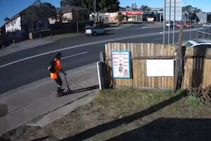 【事故】キックボード乗り、事故った車に前後のタイヤでゴリゴリされてしまう。