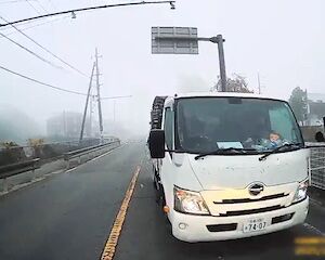 【京都】居眠りか？車線をそれて対向のトラックに突っ込んでしまうドラレコ動画。