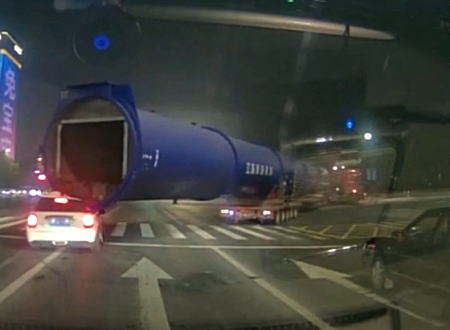 BMWミニの人不幸すぎるだろｗｗｗ信じられない酷さの事故が中国で撮影されるｗｗｗ