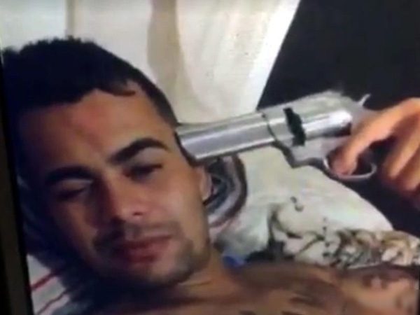 【閲覧注意】警察官が拳銃自殺の様子をネットに配信（動画・画像）