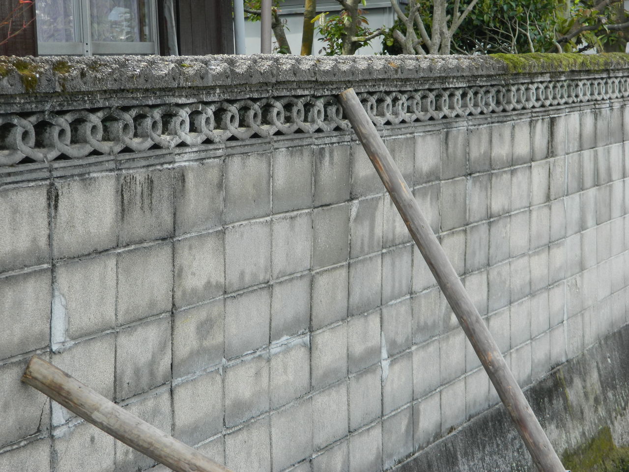 倒れかけのブロック塀 建築基準法違反の手抜き工事だらけのエクステリア 造園業界 愛媛は今治の蒼園 しょうえん