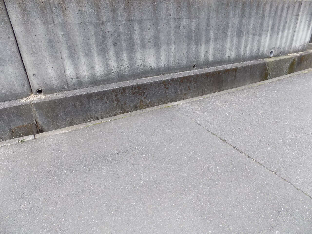 土と水が流れ出る擁壁の伸縮目地部分 建築基準法違反の手抜き工事だらけのエクステリア 造園業界 愛媛は今治の蒼園 しょうえん