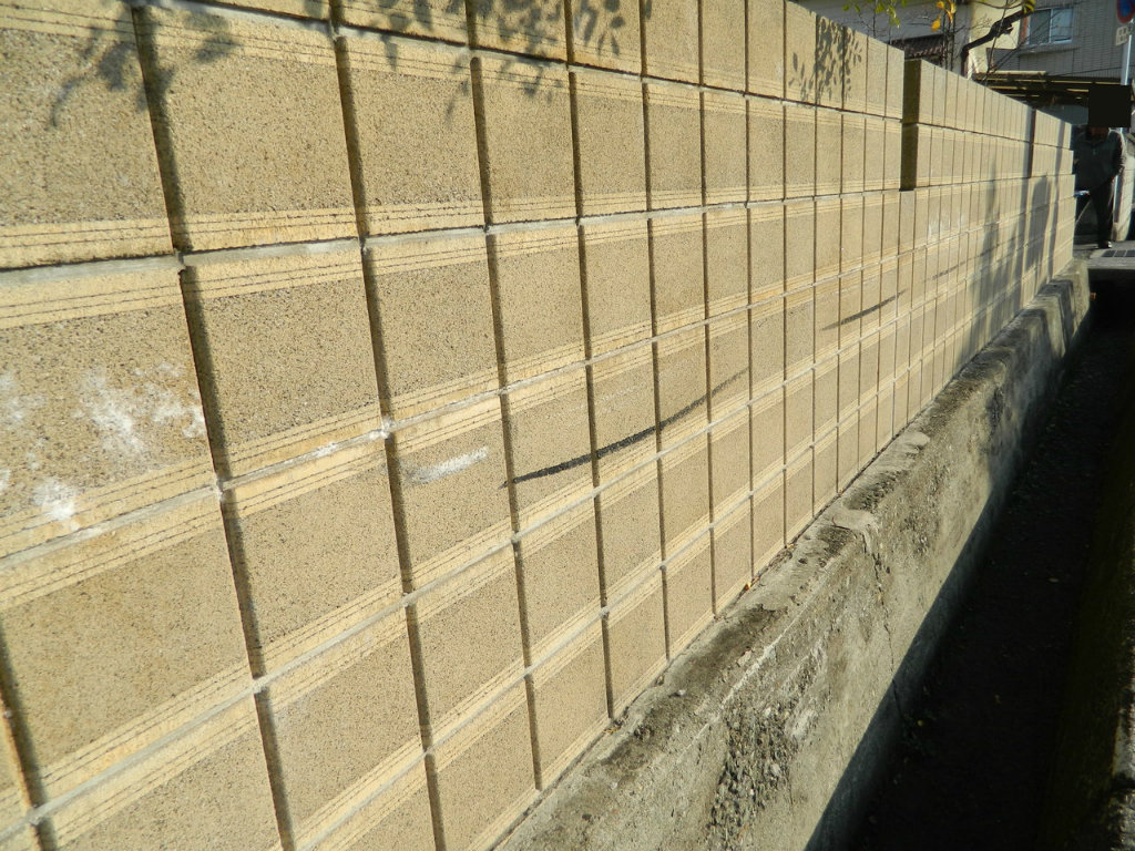 ブロック塀に車が当たっちゃいましてね 弊社施工の塀がどうなったか 建築基準法違反の手抜き工事だらけのエクステリア 造園業界 愛媛は今治の蒼園 しょうえん ブロック塀に車が当たっちゃいましてね 弊社施工の塀がどうなったか 建築基準法違反の手抜き工事だらけのエクステリア 造園業界 愛媛は今治の蒼園 しょうえん