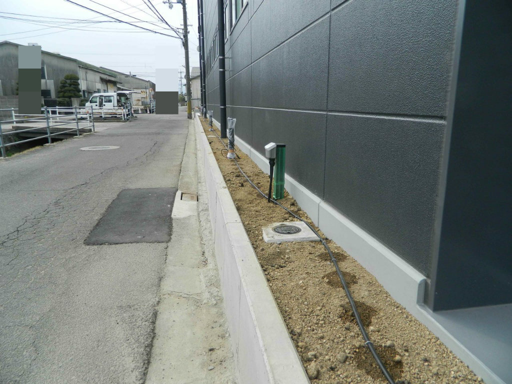 花壇の水やりの為のパイプだけれど こいつはタダモノじゃない 建築基準法違反の手抜き工事だらけのエクステリア 造園業界 愛媛は今治の蒼園 しょうえん