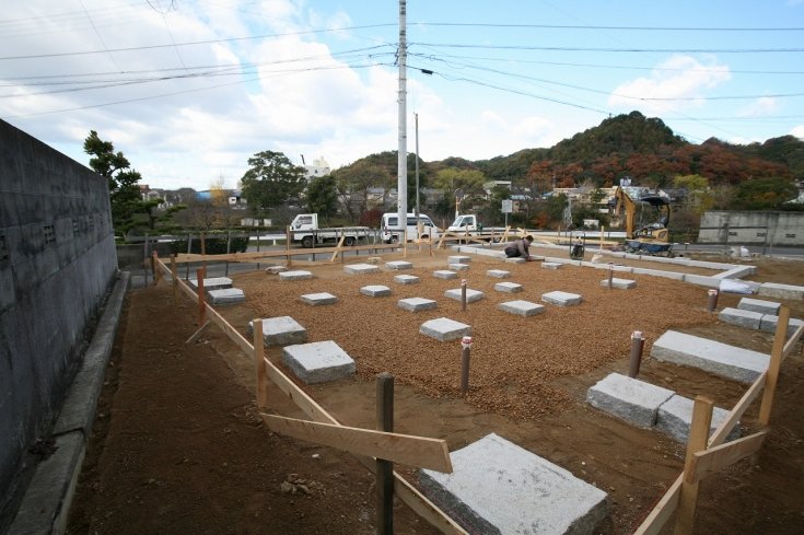 版築の完成 石でできた家の基礎 建築基準法違反の手抜き工事だらけのエクステリア 造園業界 愛媛は今治の蒼園 しょうえん