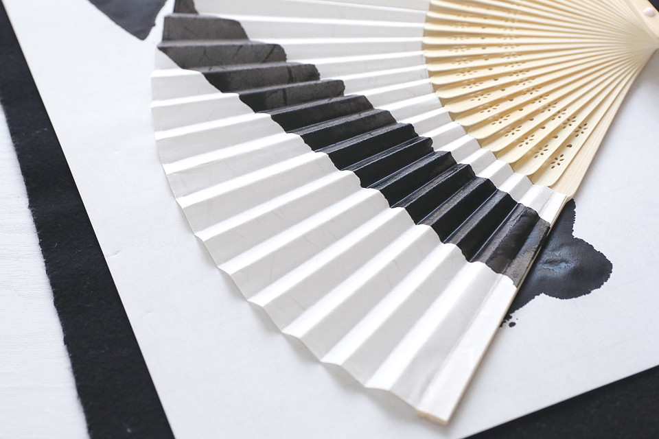 ダイソーの無地扇子で作る 簡単手書きのオリジナル扇子 点と線でつくる 手書きアートと雑貨のアイデア帖