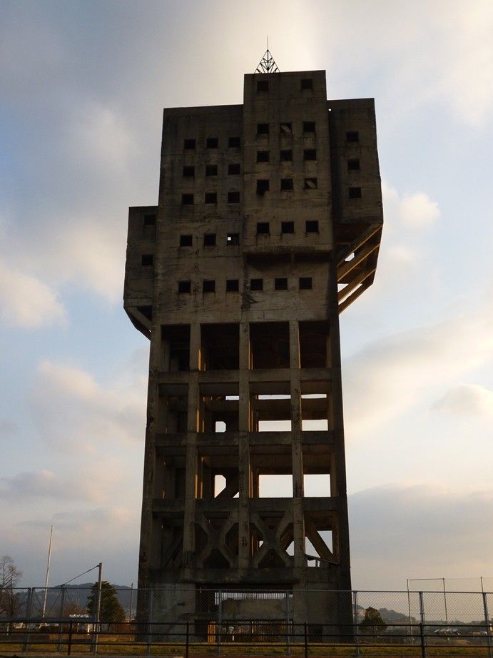 ミスマッチ 公園そばに建つ謎の建造物 志免炭鉱 福岡 東西南北 気まぐれ旅ブログ ミスマッチ 公園そばに建つ謎の建造物 志免炭鉱 福岡 東西南北 気まぐれ旅ブログ