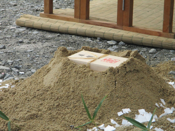 このあと現場監督が、初めて土をならす「土均(つちならし)」を行い、最後に神主さんが鎮め物を納めます。