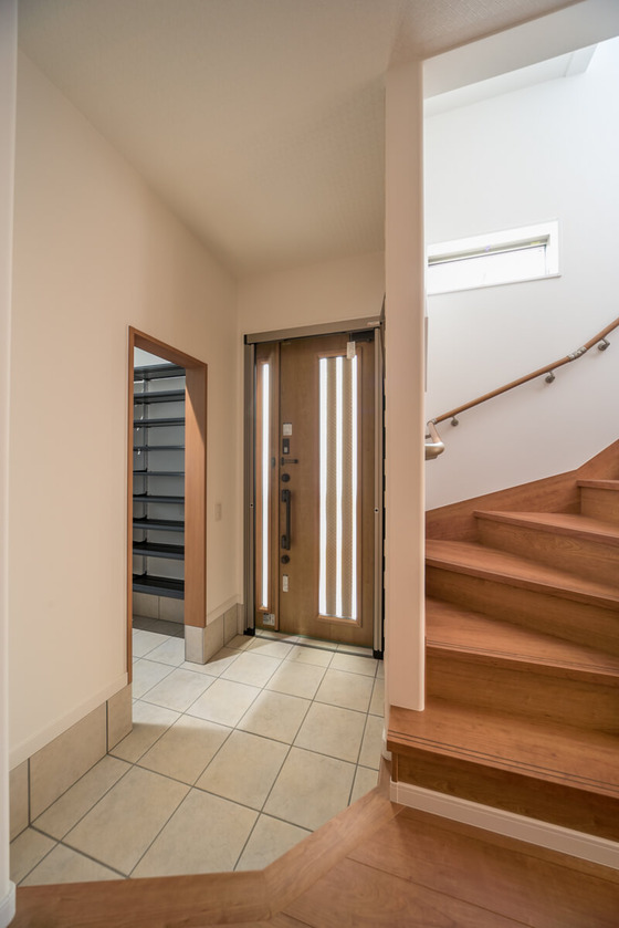 室内側には、両開きタイプの網戸を設置されました。リクシル『しまえるんです』