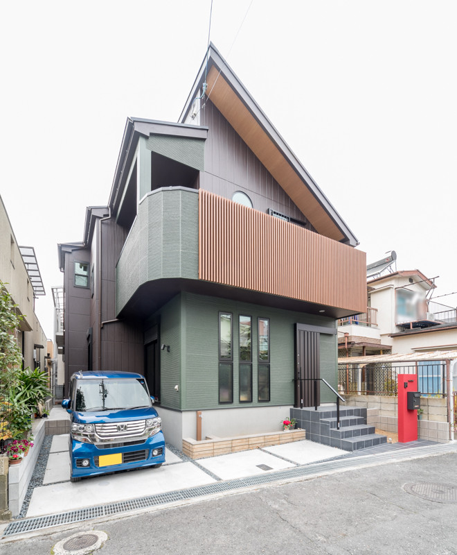 独創的な和モダンの外観にはレインボースクリーンと木目の軒天 注文住宅ブログ 大阪京都で注文建築専門の工務店は匠建枚方 独創的な和モダンの外観にはレインボースクリーンと木目の軒天 注文住宅ブログ 大阪京都で注文建築専門の工務店は匠建枚方