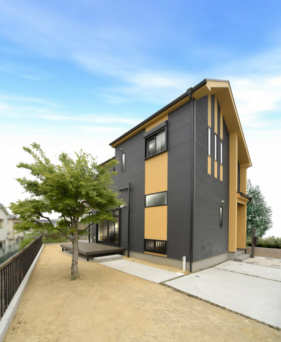 ジャパニーズモダンの家。玄関から少し奥に入ると、モミジの木とウッドデッキが見えます。