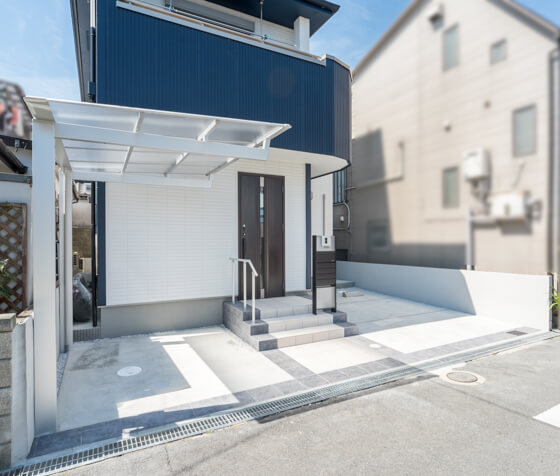 サイクルポートは、三協アルミの「ニューマイリッシュ（サンシルバー）」です。