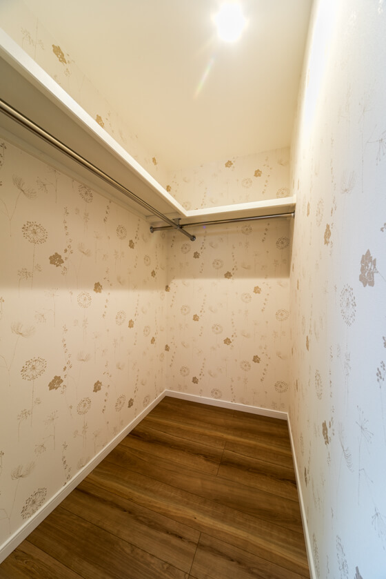 出窓があるドレッシーな洋室9帖 眺望抜群のインナーバルコニー 注文住宅ブログ 大阪京都で注文建築専門の工務店は匠建枚方