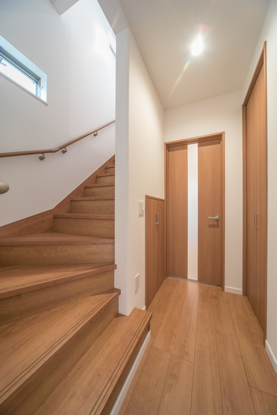 1階のフロアと建具はクリエラスクに統一。全体的にまとまりのあるナチュラルな感じで仕上がりました