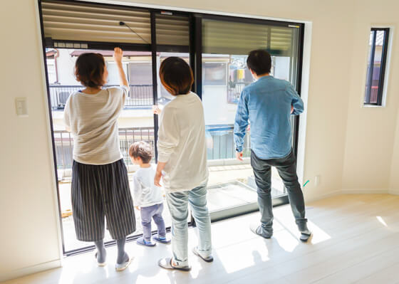 シャッターの操作方法のご説明上から下に「カシャン!」と音がするまで下げたらシャッターのロックがかかり、外から開けることはできなくなります。