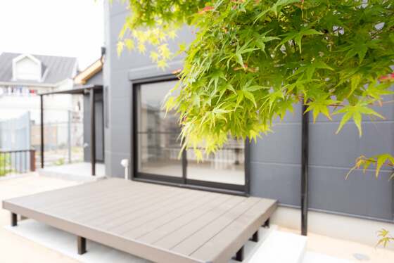 ウッドデッキから見渡せるもみじは、建物の建築中もこれからも、T様ご家族とお家を見守っていきます