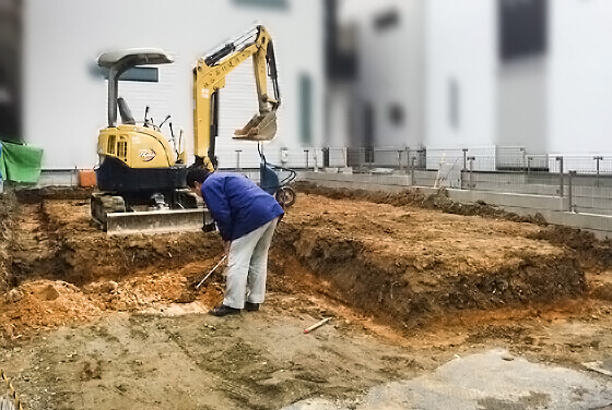 「掘り方」といって、地盤を掘削する作業をしているところ 高さを確認しながら掘り方を進めていきます。