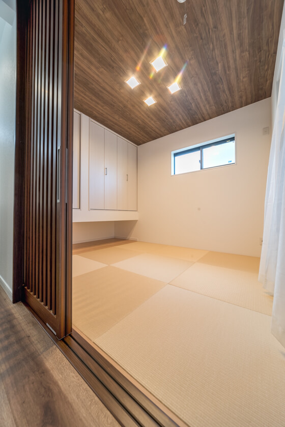 おしゃれな和室の引戸はベリティスの格子デザイン 注文住宅ブログ 大阪京都で注文建築専門の工務店は匠建枚方 おしゃれな和室の引戸はベリティスの格子デザイン 注文住宅ブログ 大阪京都で注文建築専門の工務店は匠建枚方