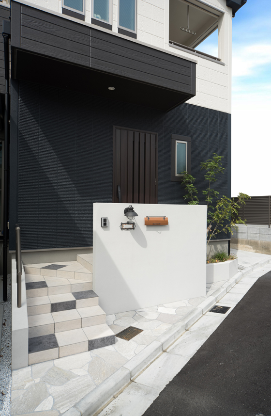 ニッタイのロマーニⅡ。05番をベースに95番がグレーのアクセントタイルになります。