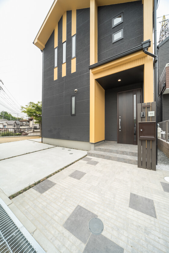 アプローチは、ユニソン「リビオ」 スリットという細長目地のシルバー色と、300角グレー色のMIX貼り