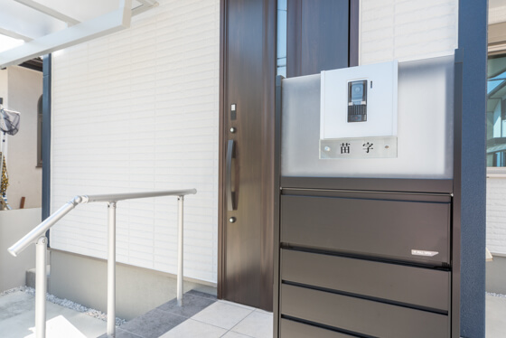 ポストや表札は機能ポール。三協アルミの「スリムモダン」。奥行わずか110mmのスリムなスタイルに便利な機能を凝縮しています。