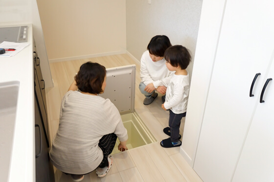 キッチンの床下点検口 悪いことしたらここに入れられちゃう