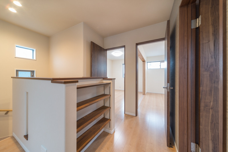 2階ホールに室内物干し場と本棚 部屋は造作出窓で広さをプラス 注文住宅ブログ 大阪京都で注文建築専門の工務店は匠建枚方 2階ホールに室内物干し場と本棚 部屋は造作出窓で広さをプラス 注文住宅ブログ 大阪京都で注文建築専門の工務店は匠建枚方
